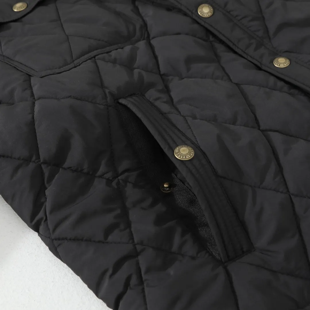 P370 #59 Ralph Lauren classic rhombus quilted cotton jacket for men and women. Inspired by retro workwear, it blends with contemporary British style. The imported machine-pressed rhombus quilting is accurately aligned, and the three-dimensional H-shaped tailoring is neat and slim. It is not bulky when layered in autumn and winter, and still maintains a light style.  Texture is reflected in the details: customized metal buckles, corduroy lapels, breathable eyelets under the arms, and slits on the hem, all replicating the brand's high-end genes. All excipients are standardized!  Five colors to choose from: black/khaki/brown/green/navy blue, easy to switch between commuting, leisure, and travel occasions. Function and appearance coexist: 37.5°C temperature control black technology, breathable and moisture-proof, anti-slip cotton patented fabric, temperature-locking, soft and waxy, durable and stylish. A retro warm-keeping item that can handle low temperatures calmly. The details are all made of craftsmanship, and the style has no limits. It has a classy look that will turn heads.  Color: Khaki Black Navy Green Brown Size: S M L
